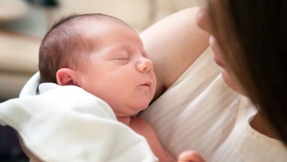 Babypflege Nabel, Haut und Baden richtig pflegen